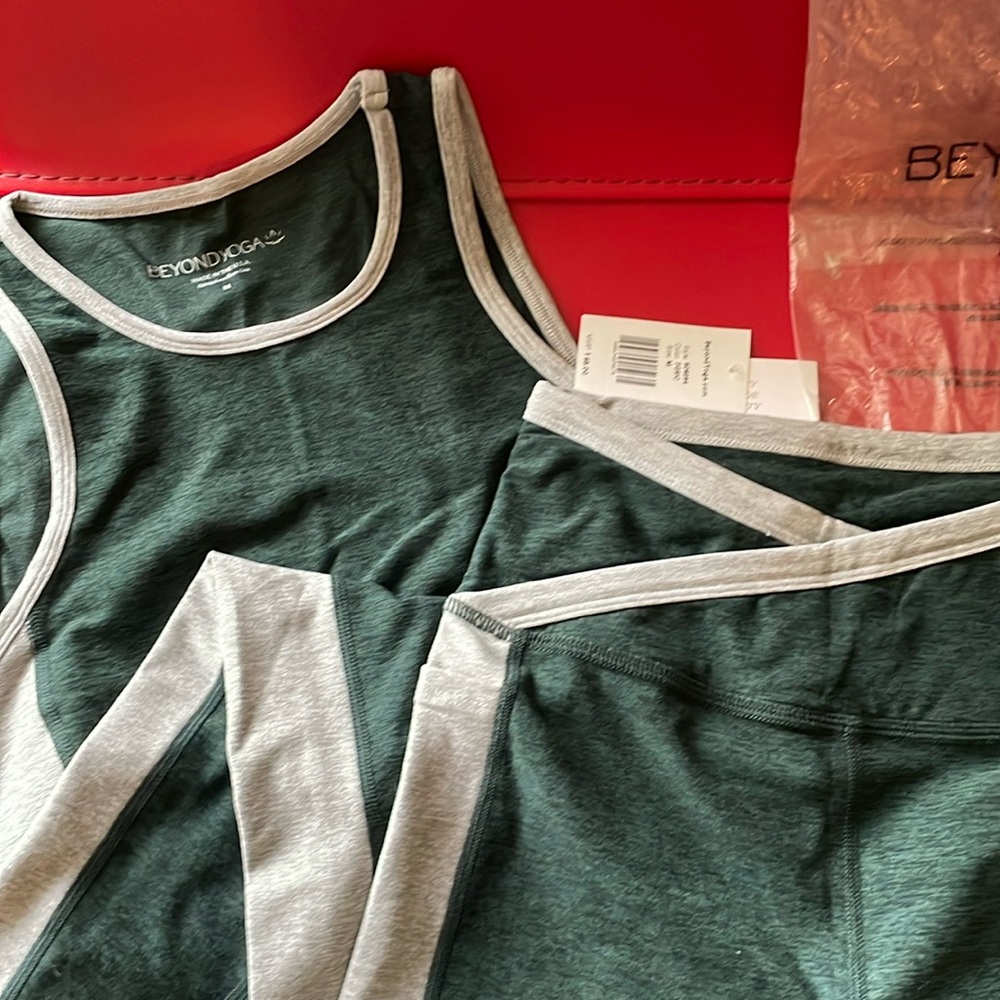 $178 NWT SET Beyond Yoga color block green gray bra Alo vuori M your leisure